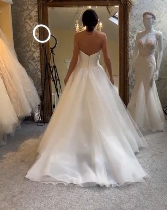 Robe de mariée longue en tulle, coupe trapèze, épaules dénudées, sans bretelles